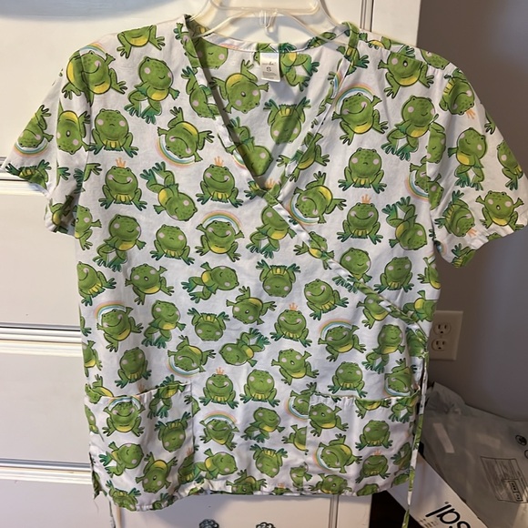 Frog scrub top! - Picture 3 of 8